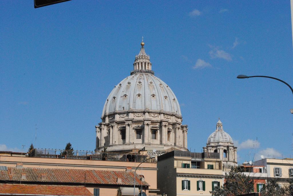 Di Fronte Alla Cupola Roma Phòng bức ảnh